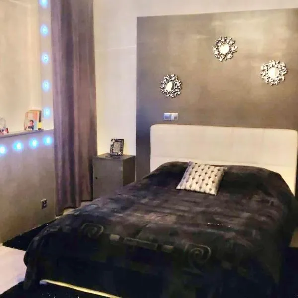 L'Entrée des Artistes Chambre avec terrasse et salle de bain- LAVALOC, ξενοδοχείο σε Λαβάλ