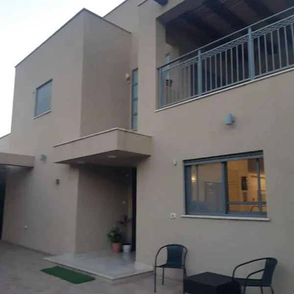 Adorable 3 bedroom Brenner "Hill" suite, hotel in Giv‘at Brenner