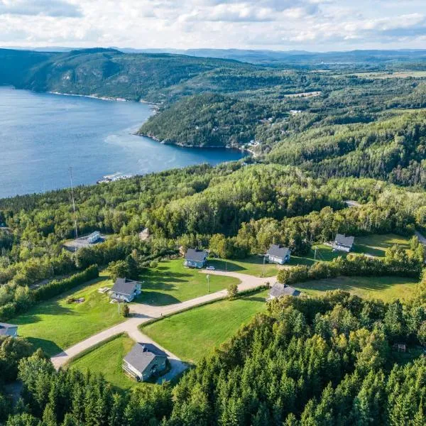 MontFJORD - Chalets, vue spectaculaire et SPA. ChantaFJORD #4, hotell i LʼAnse-Saint-Jean