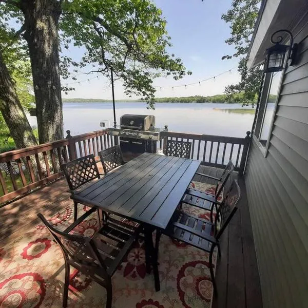 Sunrise Views Cabin with King Bed, Bar & Game Room, hotel in Hampden