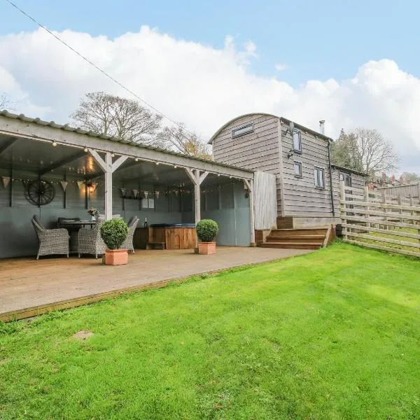 Shepherds Cabin at Titterstone Hot Tub & Dog-Friendly near Ludlow โรงแรมในFarden