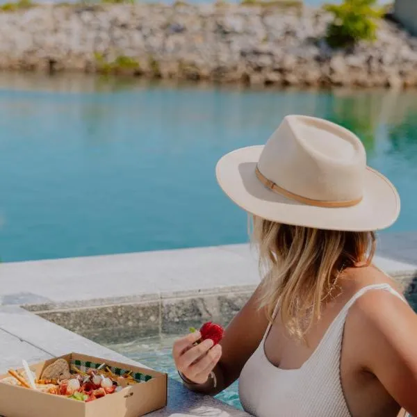 NEW! Dacha on Maggie No#2, Unrivaled Island Luxury, hotel v destinaci Nelly Bay