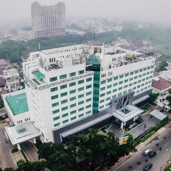 Emerald Garden International Hotel, hótel í Belawan