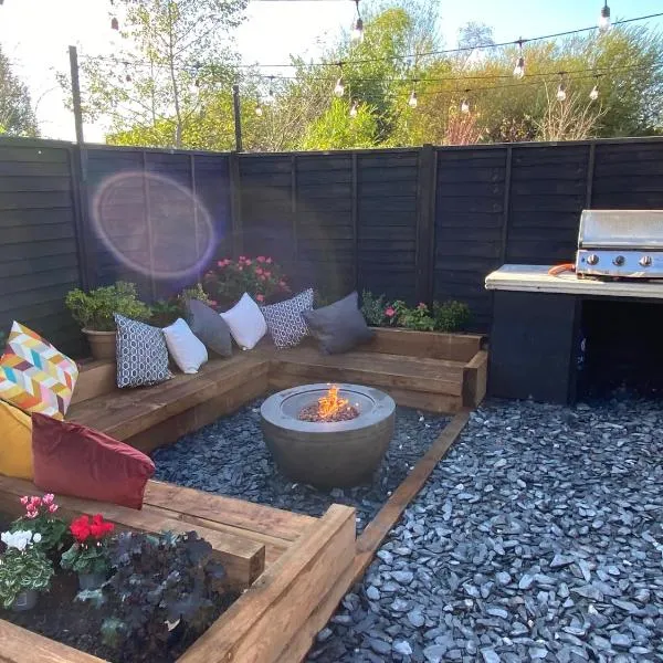 Tipsy Cottage & Games Cabin with fire-pit and BBQ, hôtel à Ringwood