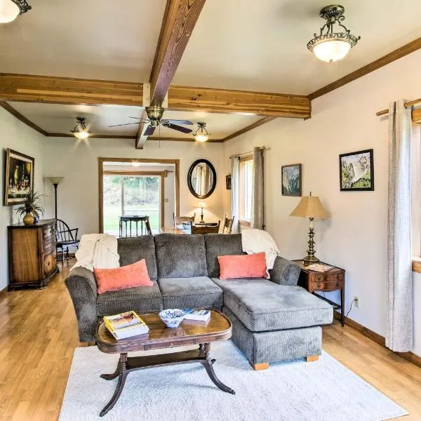 Quaint Coquille Getaway Near Beaches and Parks!, hotel in Coquille
