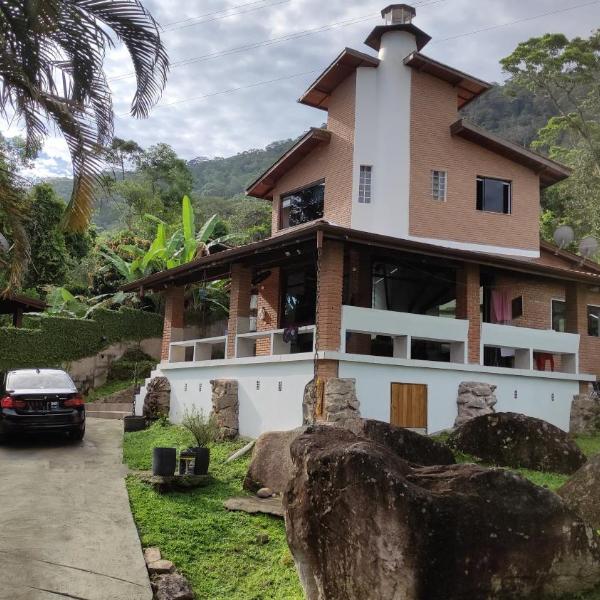 Casa de 4 suítes para temporada em Ubatuba
