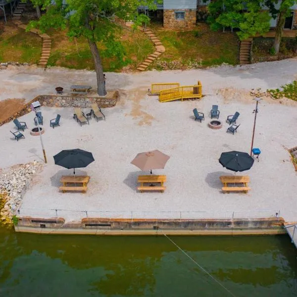 레이크 오자크에 위치한 호텔 Lakeshore Fishing cabin 1 , dock/boat slip, fire pit.