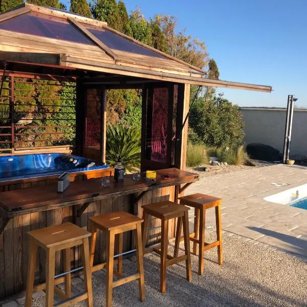 Piscine ET JACUZZI ST GEORGES DE DIDONNE a 1km de la plage, hotell i Saint-Georges-de-Didonne