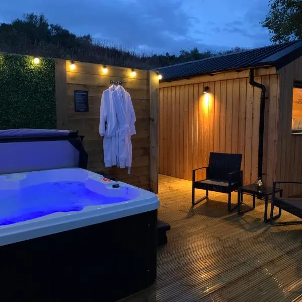 River Huts, Highland River Retreat with Hot Tub、インバネスのホテル