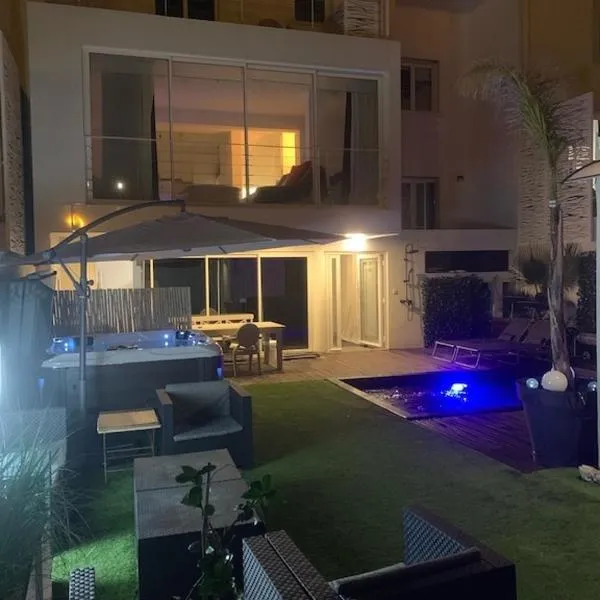 Maison de standing 160m2 avec piscine chauffée et jacuzzi à 2 pas de la plage et du centre ville avec massages relaxants en option, hotel in Palavas-les-Flots