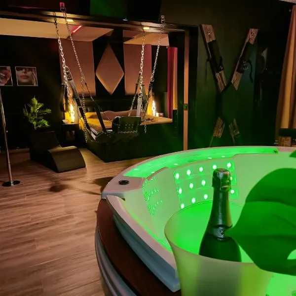 La loveroom bdsm de Nice " la chambre luxe des désirs ", hotel in Nice