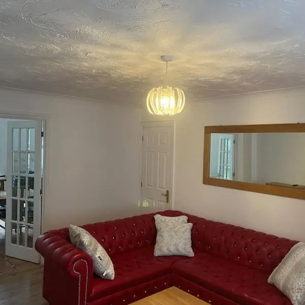 Beautiful 4 bedroom home 3 bathrooms, Excellent location, Family, Group, Corporate, Contractor, hotel v destinaci Thamesmead