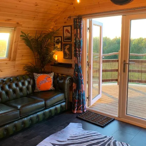 Fox’s Furrow Quirky Glamping Pod with Private Hot Tub, hotell i Kibworth Harcourt