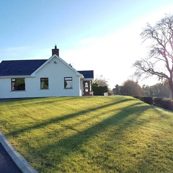 Sunnyside Lodge - Beautiful Fermanagh Holiday Home, hotel di Maguires Bridge