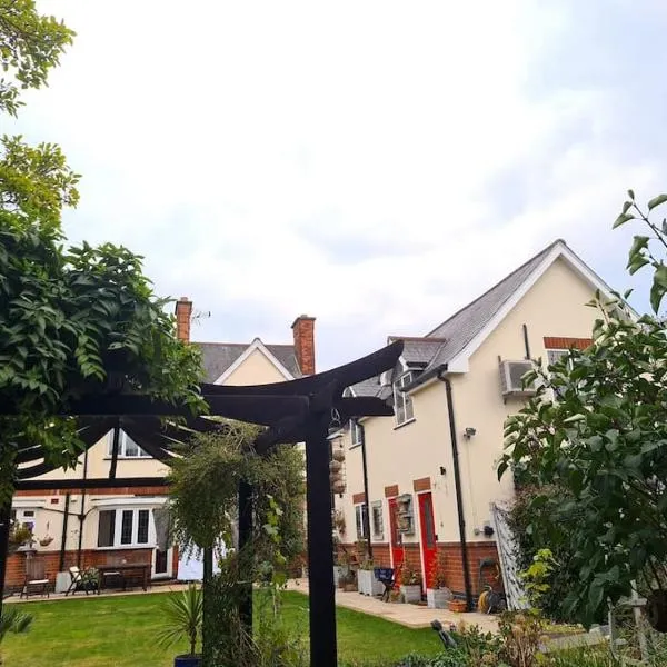 Peaceful self contained Studio in lovely garden.: Hinckley şehrinde bir otel