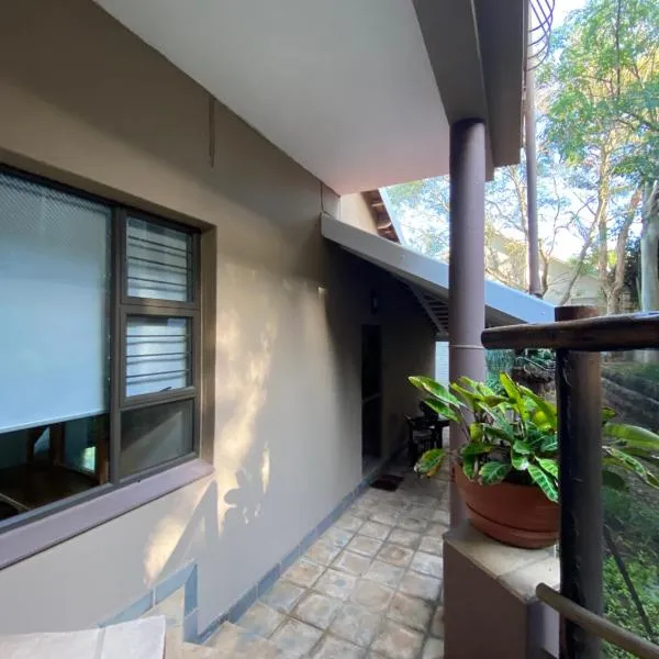 Comfortable Spacious Garden Cottage, hotel in Durban