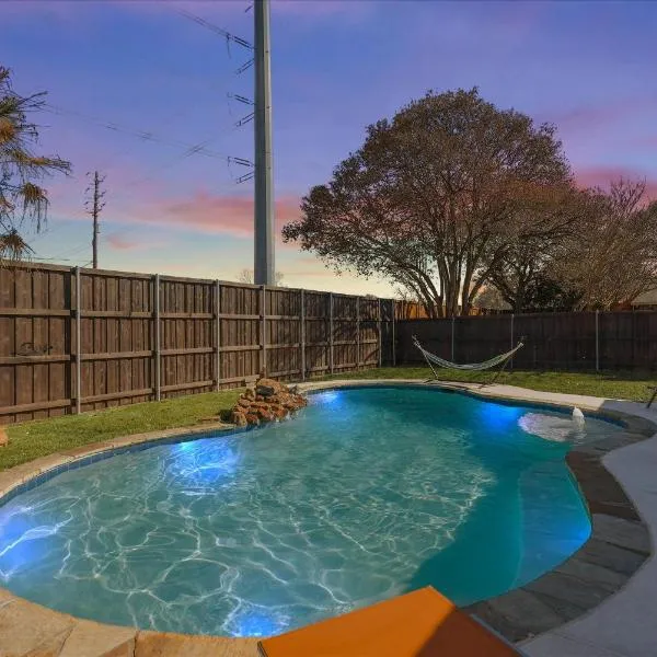 Perfect Getaway Home w Pool Jacuzzi Cinema Room, hotel v destinaci Richardson