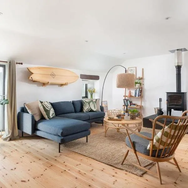 Porthcurno Barns, The Cart Lodge - Cosy cottage, walk to Porthcurno beach, Pedn Vouder & Minack Theatre, hotel v destinaci Penzance