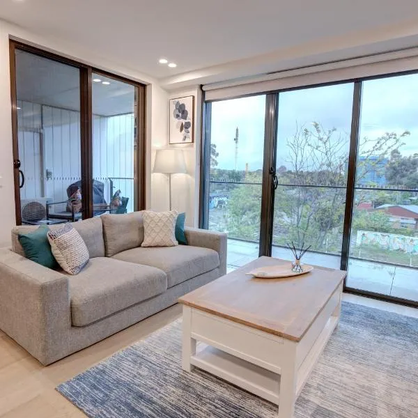 The Hamptons Central Luxe 2BR 2BA Pool and Free Parking, hotel i Canberra