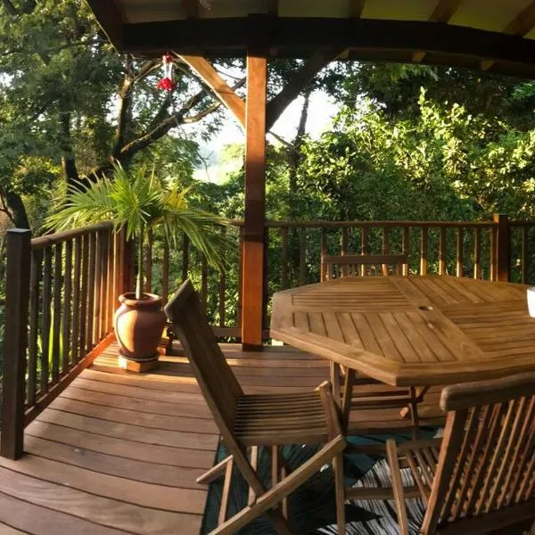 Chalet Colibri , Les ANSES d'ARLET 200 m plage – hotel w mieście Les Anses-d'Arlet