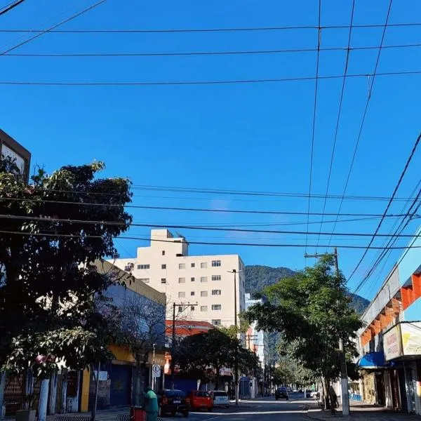 Apartamento no centro, com garagem e wi-fi, hotel in Peruíbe