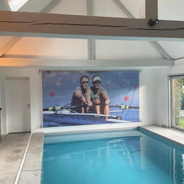 Chambre d hôtes Le Joyau with indoor pool and sauna, hotel v destinaci Lasne