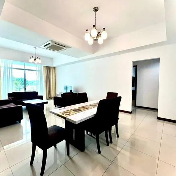 Bay Resort Condominium 3-bedrooms with Swimming Pool near the Seaside, hotel v destinaci Miri
