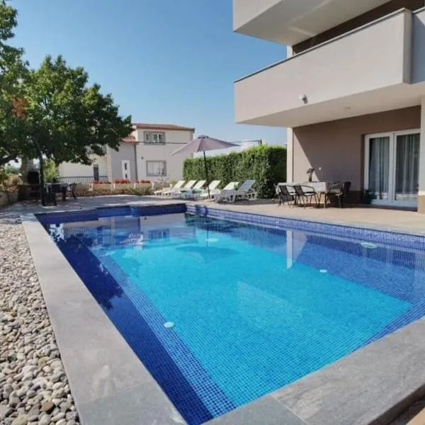 Villa Marija with private heated pool, hotel in Podstrana