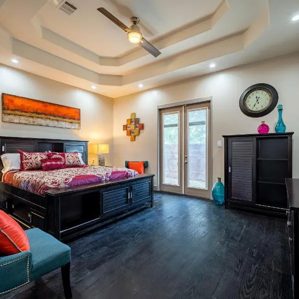Luxurious 5BR Home Sleeps-14, hotel in Houston