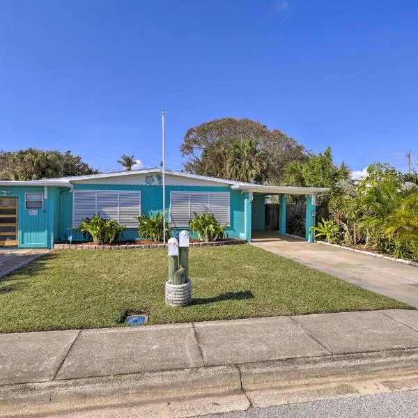 Cute and Cozy Florida Duplex Walk to Beaches!, hotel en Cocoa Beach