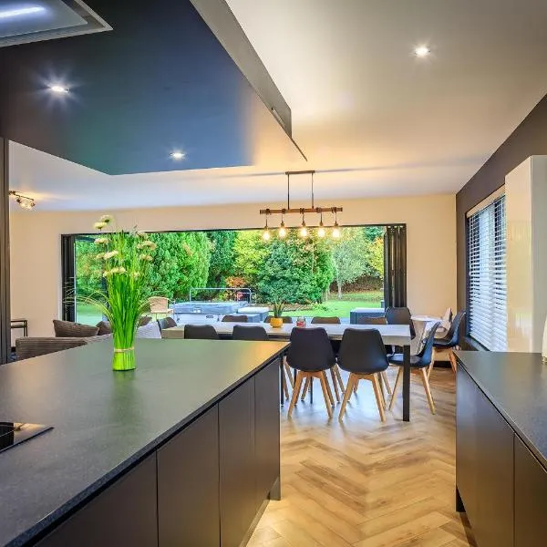 Big Groups-Hot Tub-Fire Pit-Pergola-Huge Garden-Spacious-Dog Friendly, hotel v mestu Fochabers