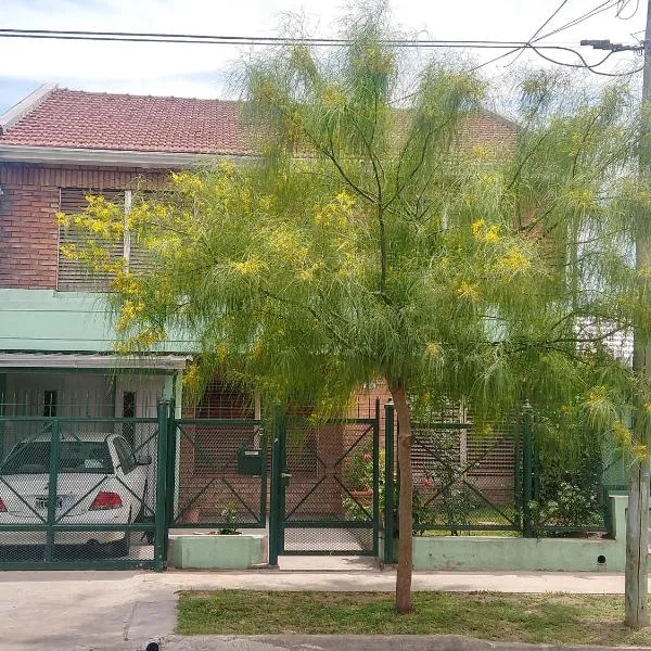 Departamento en Luis Guillon, hotel in Luis Guillón