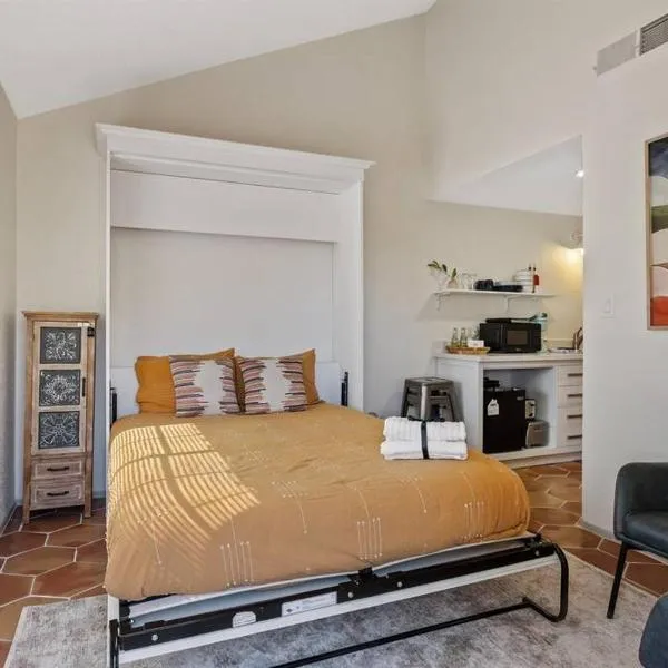 Studio on the Lake w/ Pool, Hot Tub & Tennis, hotel a Chandler
