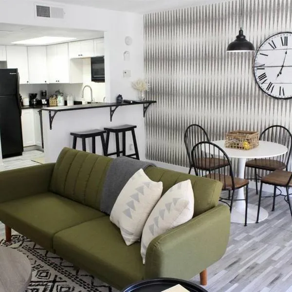 Upgraded Condo Close to All the Tempe Action, hotel in Tempe
