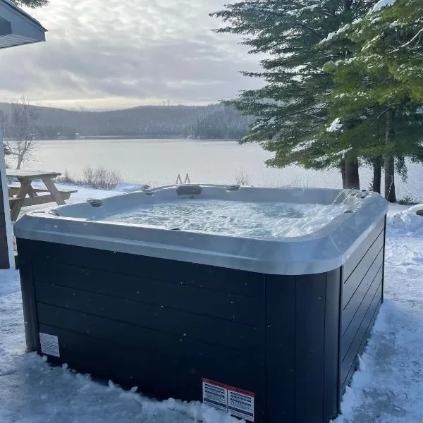 Chalet le Huard directement au bord du lac, hotel in Saint-Michel-des-Saints