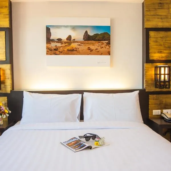 Crystal Inn: Phuket Town şehrinde bir otel