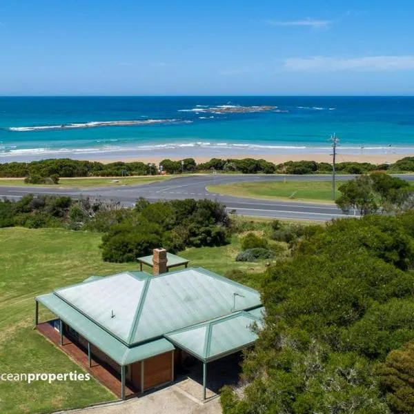Sunny's Beach House in Apollo Bay with Jacuzzi, hotel v destinaci Marengo