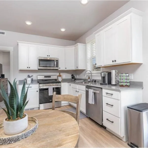 Charming 3-bedroom in vibrant new neighborhood, hotel in Billings