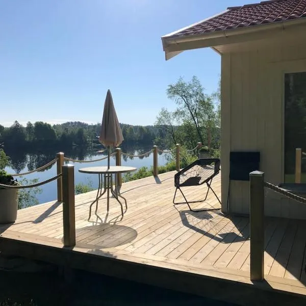 Cottage by the river, hotel in Färjan