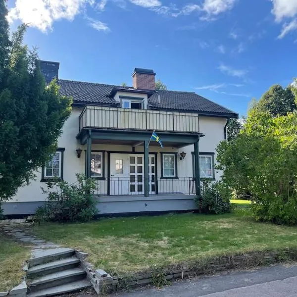 Large cozy villa between Stockholm and Oslo, hotel v destinaci Åmotsfors