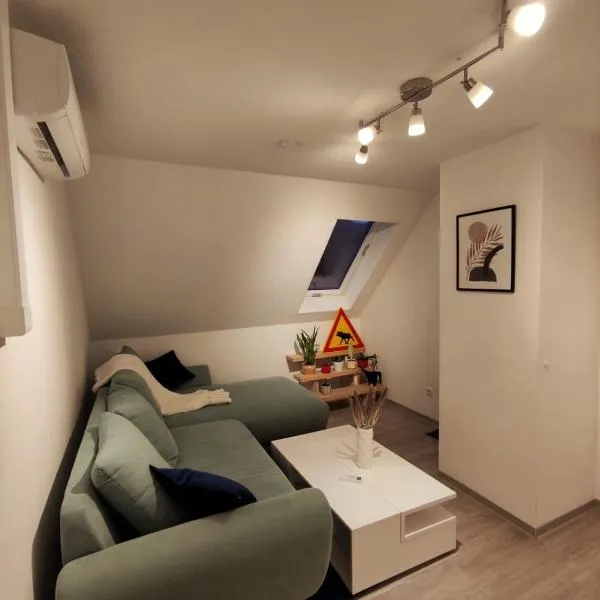 Dachgeschosswohnung mit Klimaanlage in bester Lage, hotel in Menden
