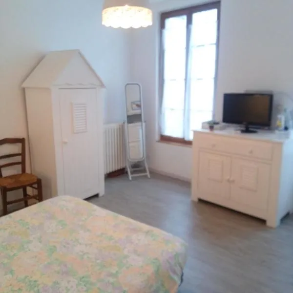 Chambre avec sa salle de bain privative, Vieux-Cognac, khách sạn ở Cognac
