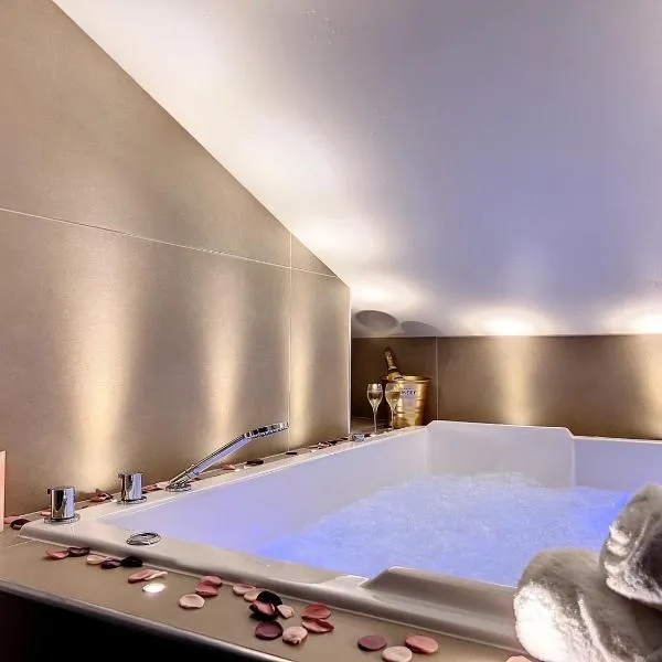 Cocon Blanc câlin avec Jacuzzi privatif - LoveRoom Insolite, hotel v destinaci Saint-Étienne