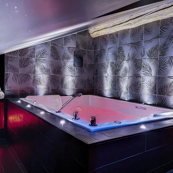 Suite Rouge baiser avec Jacuzzi privatif - LoveRoom Insolite, hotel v destinaci Saint-Étienne