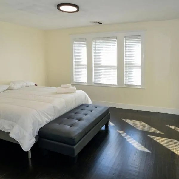 Modern Two Bedroom Condo - Boston, hotel in Stoneham