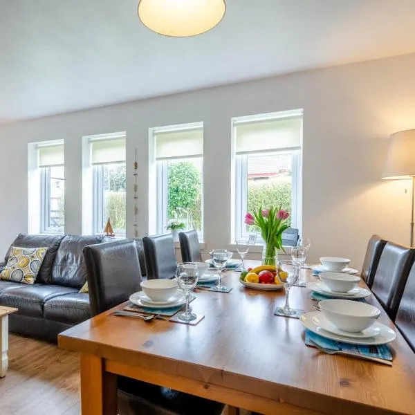 Cosy 3 bedroom home in centre of Brodick, hotel in Brodick