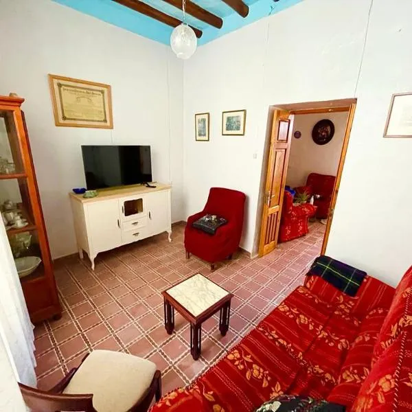 Casa Béjar, Tranquila casa con chimenea, patios, junto a la piscina, hotel en Cañete la Real