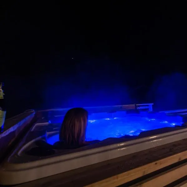 Arctic Lodge Tromvik with jacuzzi, hotel em Tromsø