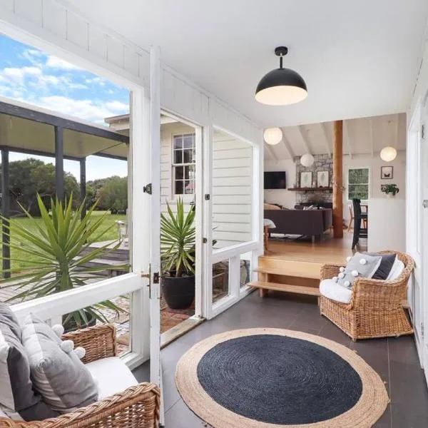 White Shell Cottage - Woodfire & Beachfront, hotel en Scamander