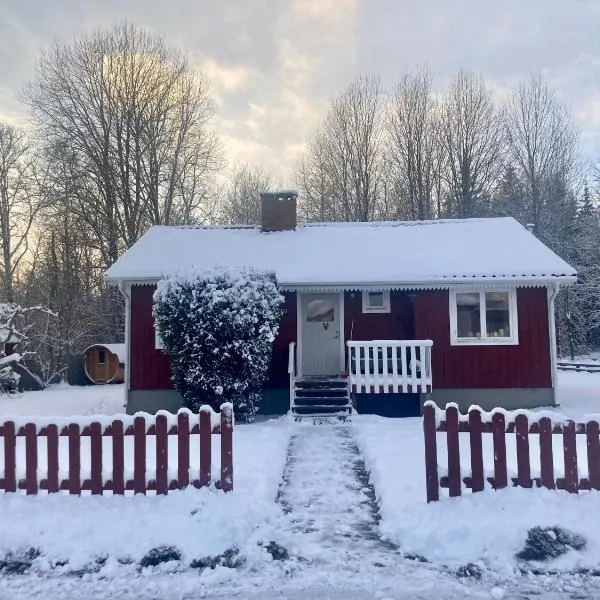 TROLLEBO günstig gelegene renovierte Stuga mit Sauna und 250 Mbs Glasfaser, hotel v destinaci Kosta